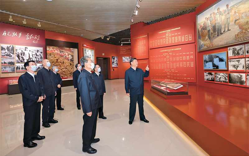 2022年10月27日,中共中央總書記、國家主席、中央軍委主席習(xí)近平帶領(lǐng)中共中央政治局常委李強、趙樂際、王滬寧、蔡奇、丁薛祥、李希,瞻仰延安革命紀念地。這是習(xí)近平等在延安革命紀念館,參觀《偉大歷程——中共中央在延安十三年歷史陳列》。 新華社記者 鞠鵬/攝