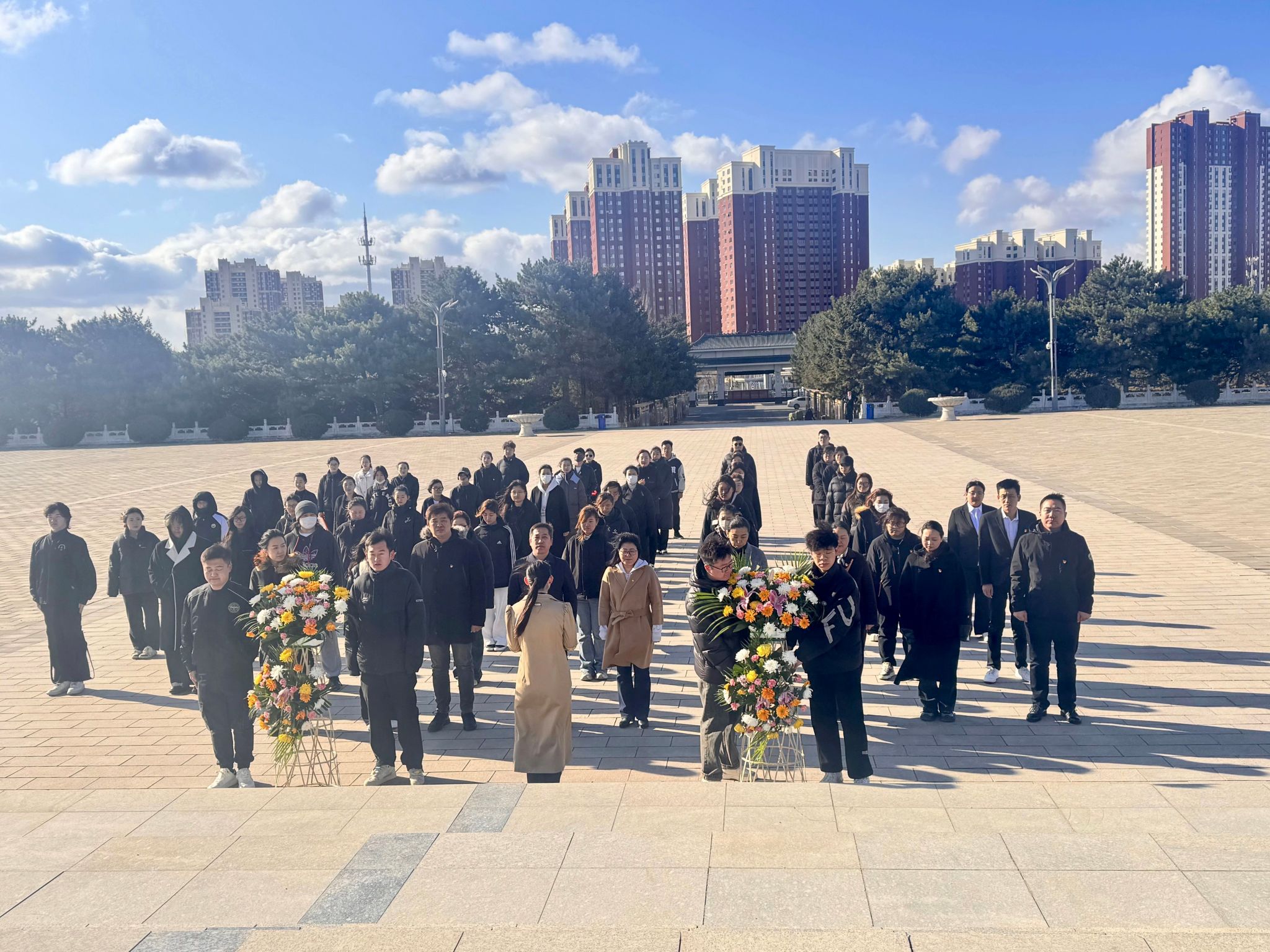 音樂與舞蹈學(xué)院、法學(xué)院黨總支聯(lián)合開展祭奠英烈黨員教育活動