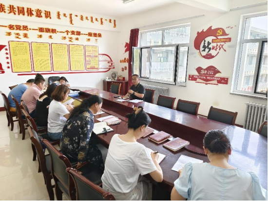 為深入學習貫徹習近平總書記關于黨紀學習教育的重要講話和重要指示精神，按照學校黨委黨紀學習教育要求，6月28日音樂與舞蹈學院黨總支理論學習中心組（擴大）在音樂樓302室召開集體學習會，學院黨總支書記包玉柱主持。會議落實“第一議題”制度，傳達學習習近平總書記關于教育的重要論述以及習近平總書記在中共中央政治局第十四次集體學習時的重要講話精神。其次，全體教工黨員集中學習了《中國共產(chǎn)黨紀律處分條例》，并圍繞學...