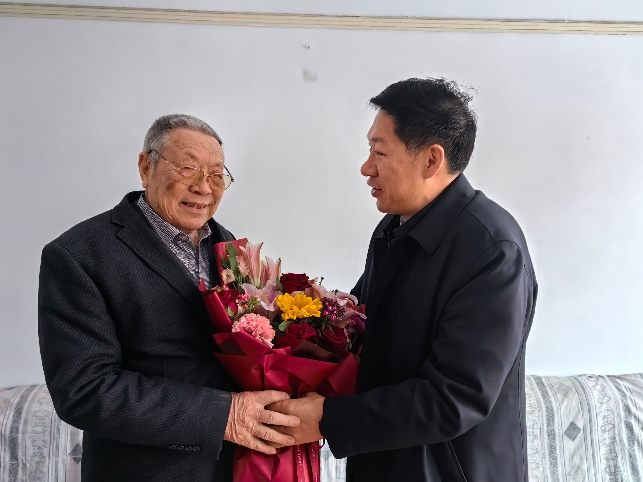 學(xué)校領(lǐng)導(dǎo)2024年春節(jié)前夕走訪慰問(wèn)離退休老干部、老教師