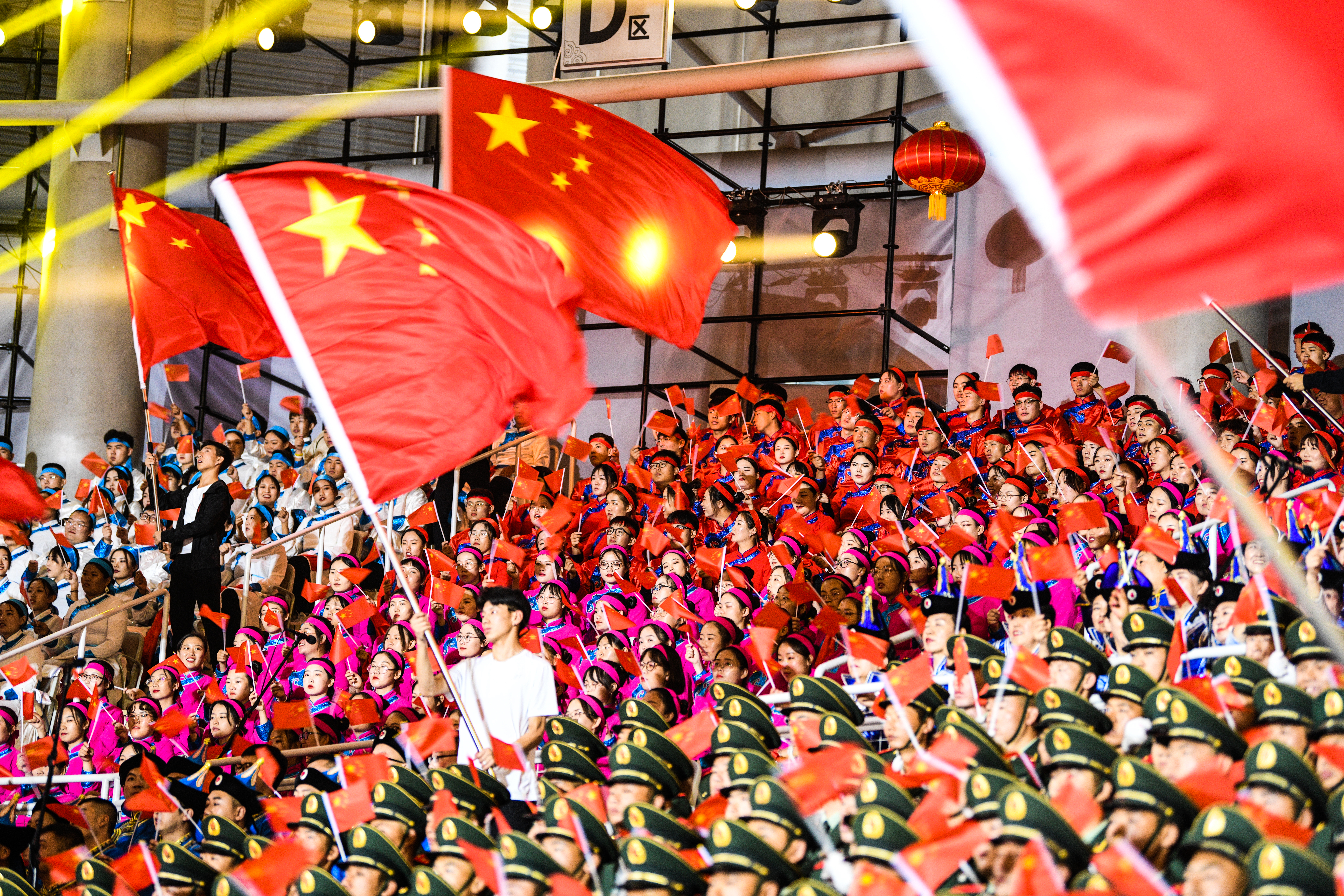 組織450名學(xué)生合團(tuán)參加“禮贊新中國